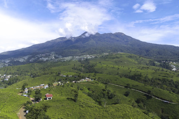 Mount Lawu Climbing Trip by Rineh Adventure b753s4Er