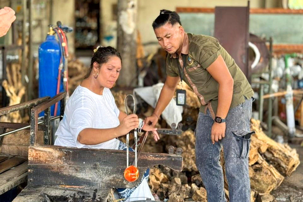Sari Timbul Glass Factory Kp3fXmKC