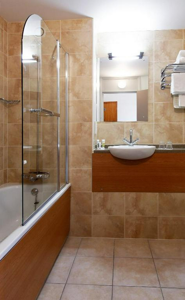 Bathroom 5, Wigan Oak Hotel by Belvilla, Wigan