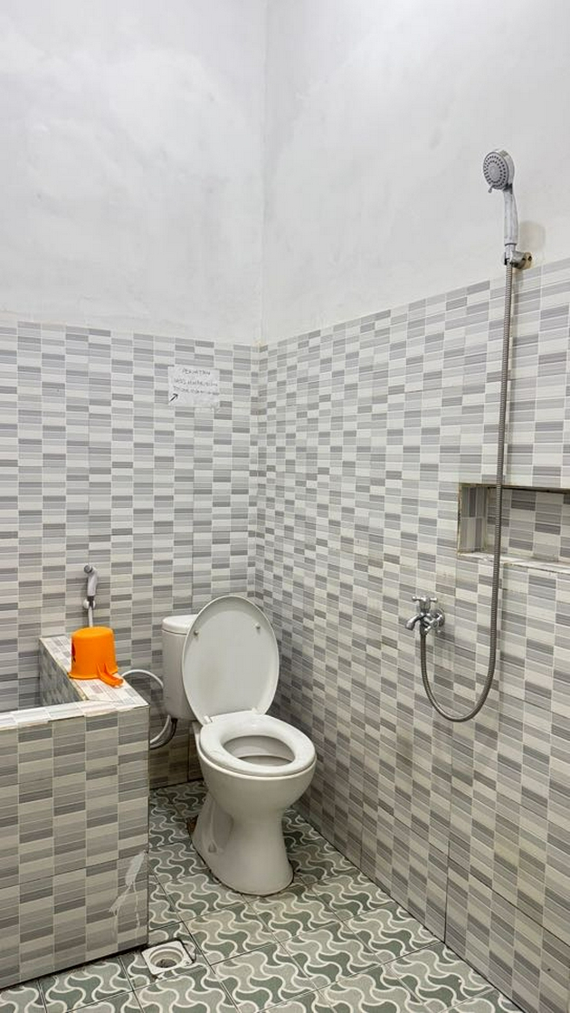 Bathroom 2, Homey Guesthouse Gubeng Syariah, Surabaya