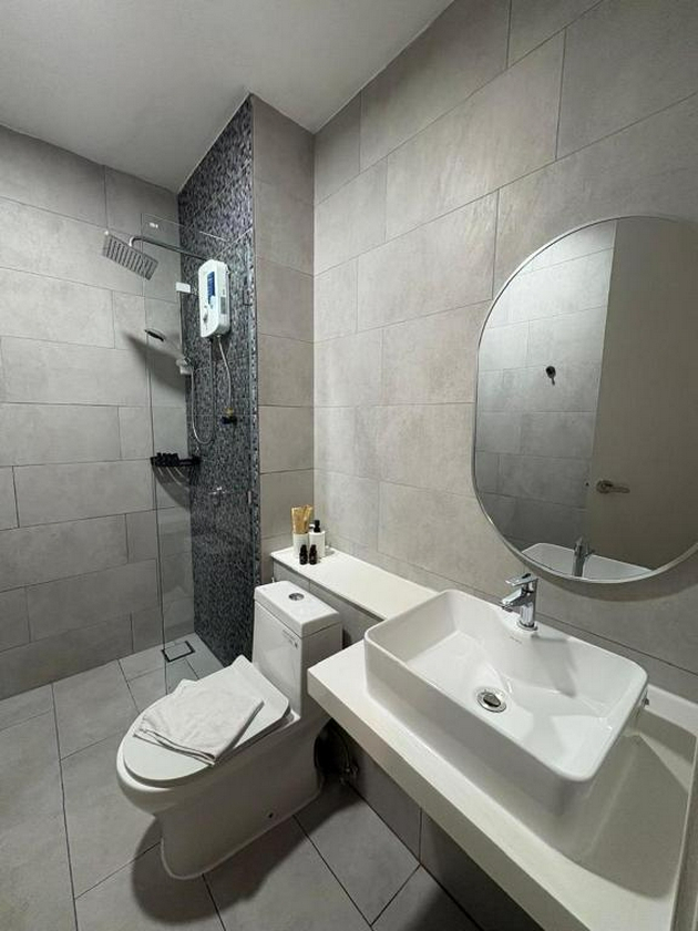 Bathroom, Borneotel The Shore by CHG, Kota Kinabalu