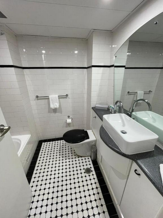 Bathroom 5, The Social Hotel Sydney, Sydney