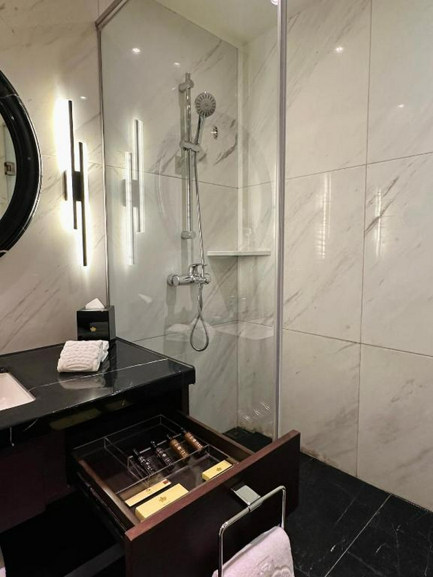 Bathroom 5, Grand Emperor Hotel, Macao