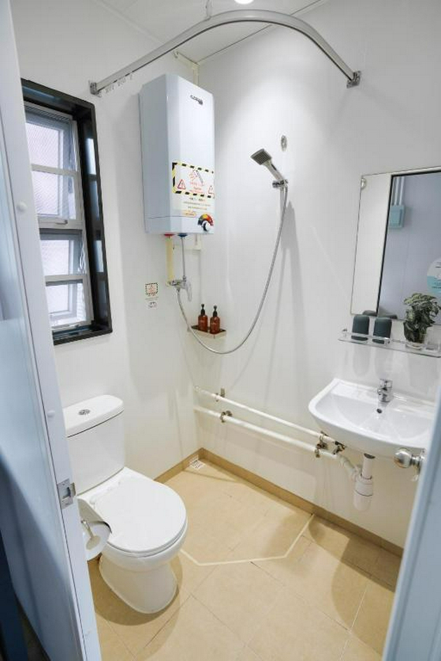 Bathroom 5, Runway 1331 – Enlight Youth Hostel, Kowloon