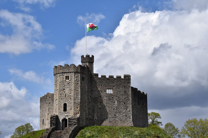 Private Day Tour of South Wales, including Cardiff & Caerphilly Castle.  qJnCTZOn