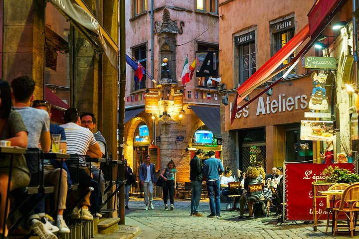 Private 4-hour Walking Tour of Lyon with official tour guide YNG6f1pv