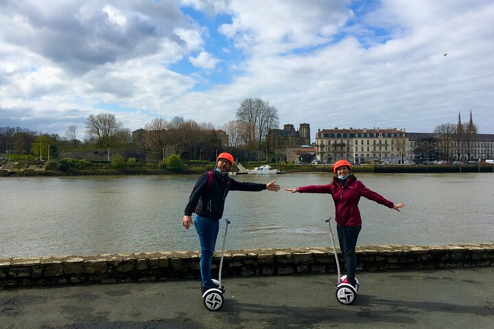 Unusual and ecological ride on a Segway and electric bike in Bayonne f1mldZnm