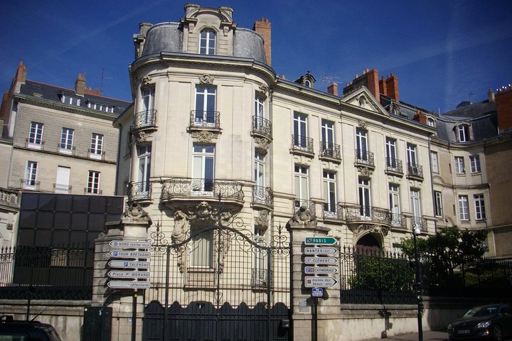 Private 3-hour Walking Tour of Nantes with official tour guide d22mhdct