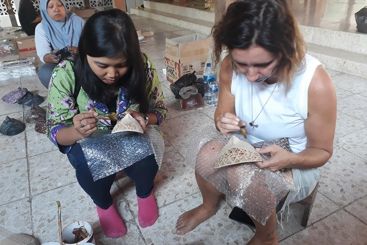 Batik Wood Class with Sesawi Tour