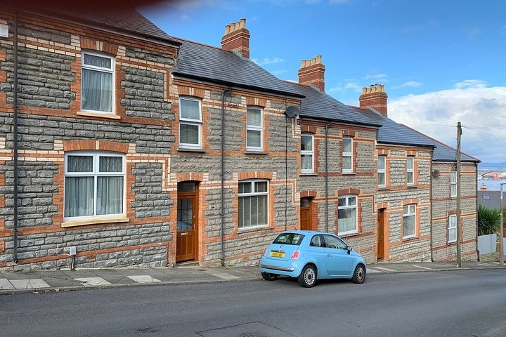  Personally guided walking tours of Penarth. HLPM1D5n