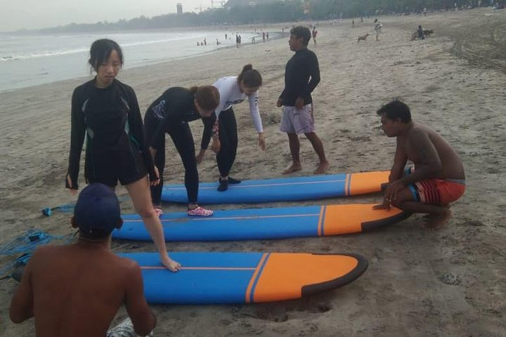 Fun Surf With Experienced Coaches On Kuta Beach with Us !
