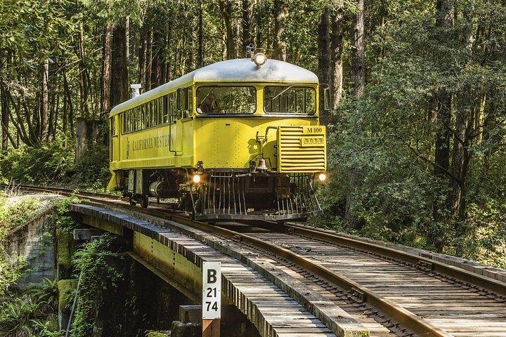 Skunk Train: Wolf Tree Turn from Willits u1MjR8Se