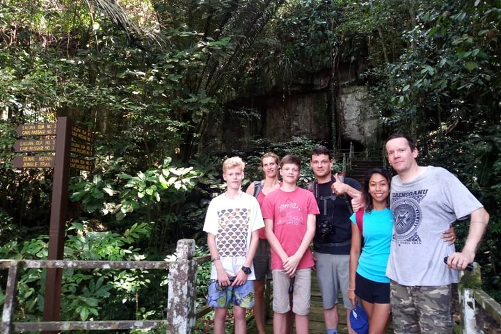Fairy Caves and Wind Caves from Kuching City uexfCh9q