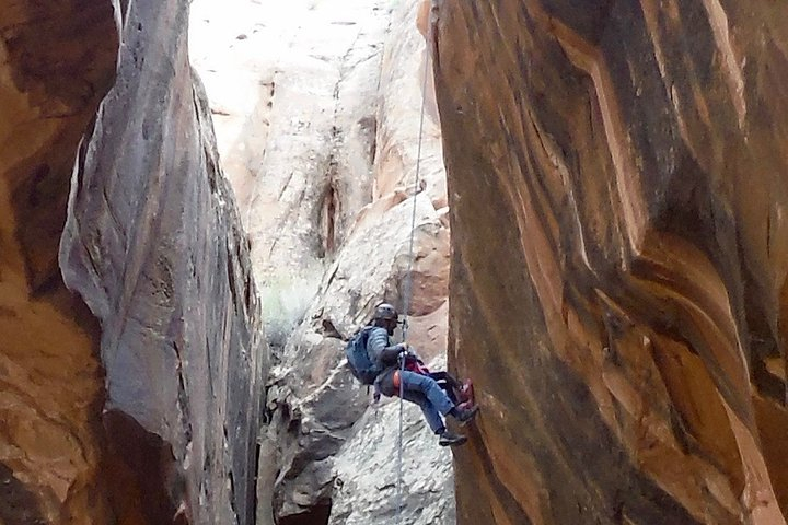 Moab Rappeling Adventure: Medieval Chamber Slot Canyon qElQ1vFB