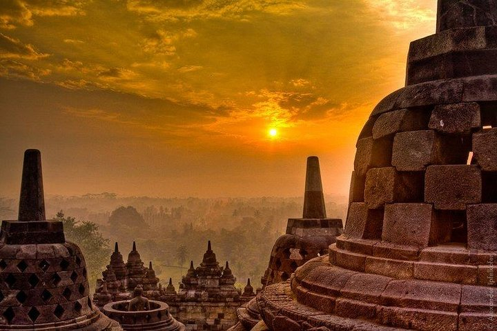 Sunrise Borobudur matahari terbit Merapi kabut stupa fajar Magelang