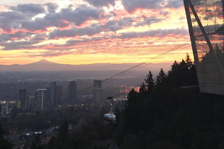 Aerial Tram Ride with Doughnuts at Sunrise in Portland Oregon AJg2pbDN