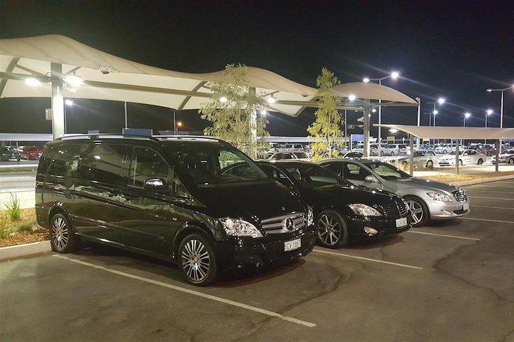 Perth Departure Transfer by Private Chauffeur: Perth City Center to Airport