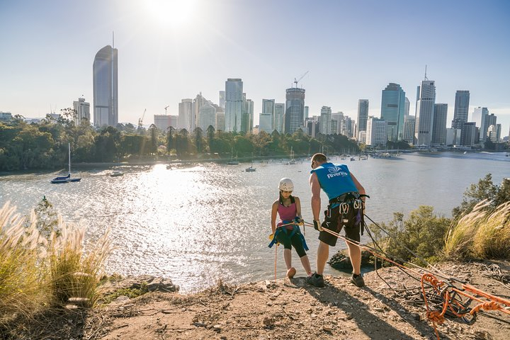 Abseiling the Kangaroo Point Cliffs in Brisbane XzZiK9e6