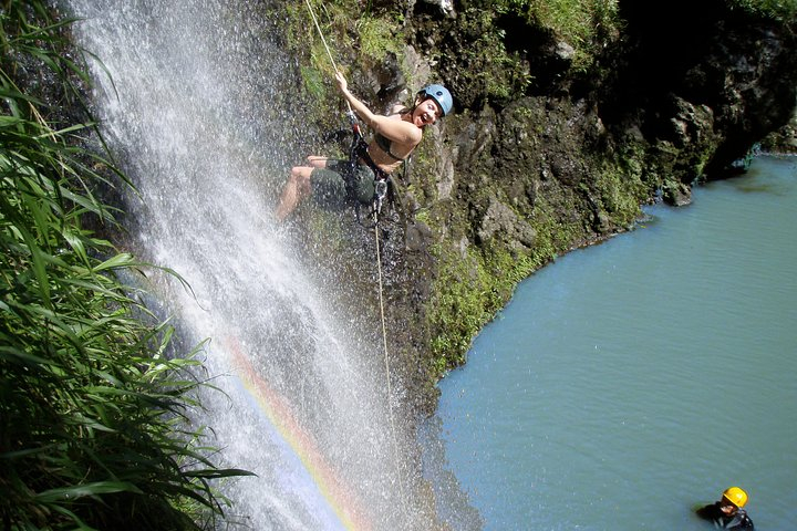 Rappel Maui Waterfalls and Rainforest Cliffs dG40lOsN