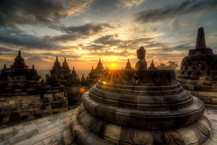 Paket Sunrise Borobudur Shakran Tour fajar matahari terbit stupa
