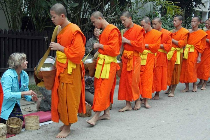 Monks Morning Almsgiving Tour – Traditional Food Offering bdrZrm4J