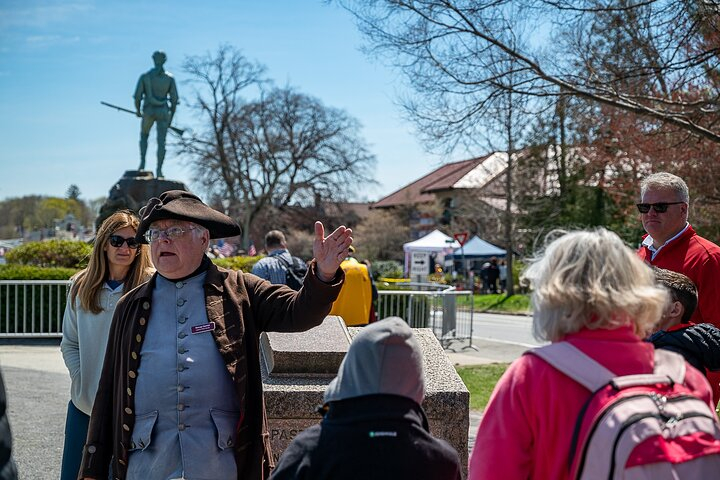 Lexington, MA Battle Green Walking Tour with Costumed Guide pYTn64Dk