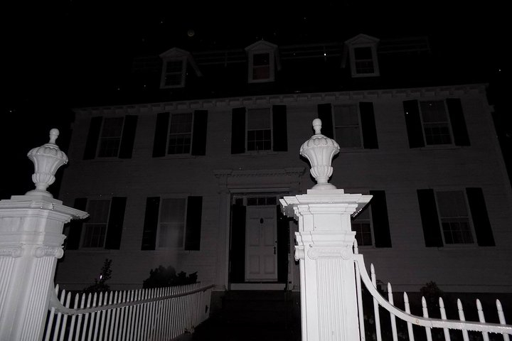 Haunted Footsteps Best Ghost & Paranormal Salem Tour GWj7vWIS