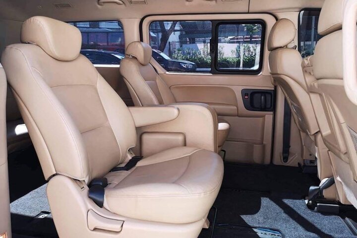 Interior mobil MPV nyaman untuk business trip Singapura-Johor
