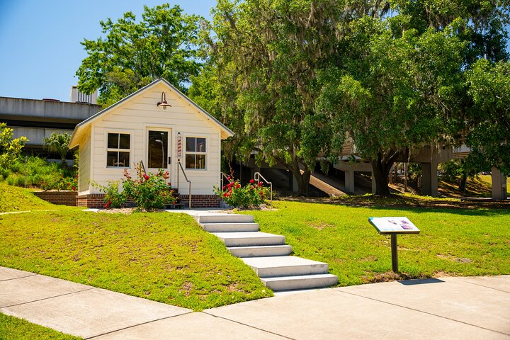 Tallahassee Tranquility: A Scenic Private Walking Tour RQW50YOS