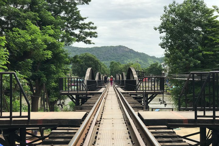 洋書 DEATH RAILWAY & BRIDGE ON THE RIVER KWAI b5.jpg