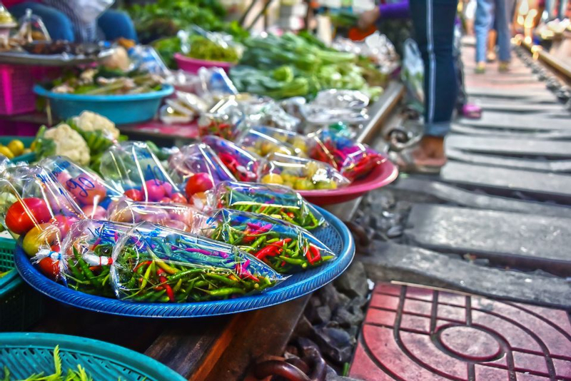 From Bangkok : Meaklong Railway Market and Damnoensaduak Floating Market with English Guide 1mekcWSx