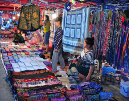 Luang Prabang: Evening Street Eats and Night Market Private Tour IZWyDunr
