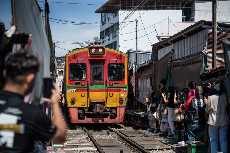 Damnoen Saduak Floating Market and Maeklong Railway Market Tour 1AtTKqmK