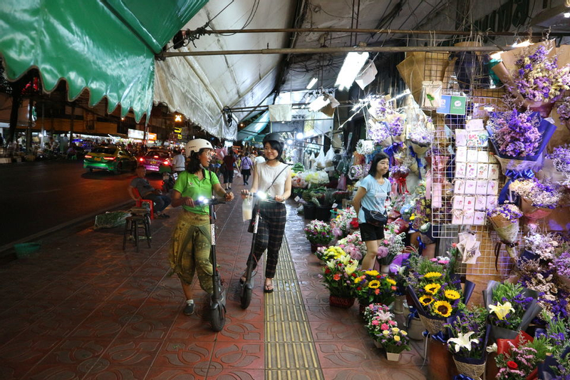 E-Scooter Night Tour with Local Street Food Vpmi5jWm
