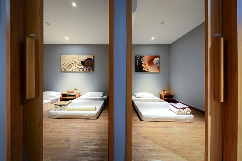 Let's Relax Spa at MBK Center in Bangkok VAEDvlXR
