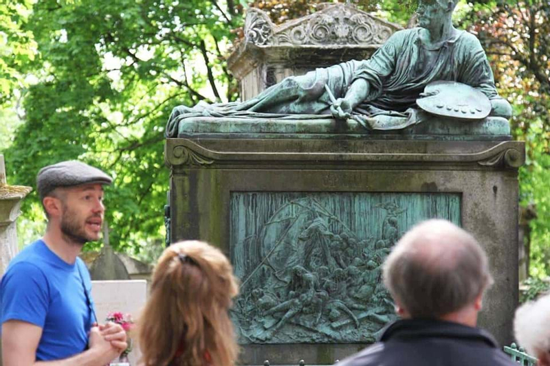 Pere Lachaise Cemetery Guided Tour in Paris q0s2gZa5