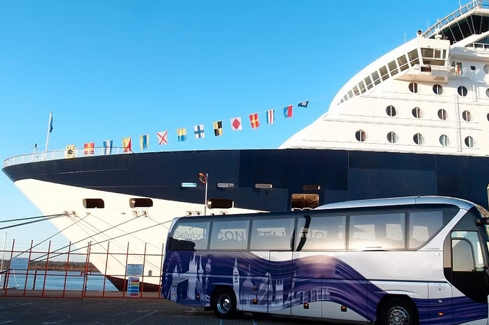Salisbury, Stonehenge and Windsor Tour from Southampton Port CL5ieEFj