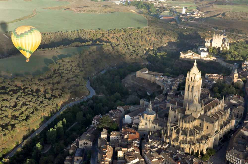 Hot air balloon flight in Segovia with optional transfer IECWhUZ1