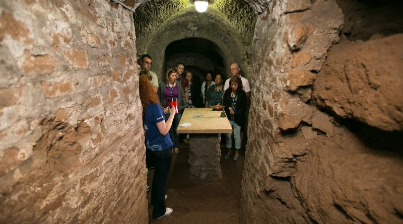 Crypts and Catacombs Tour in Rome YIwsPuV4