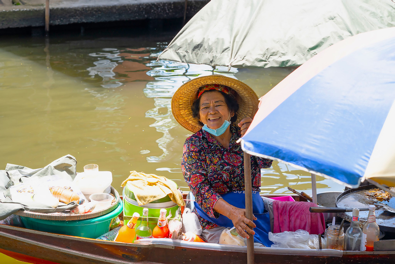 Damnoen Saduak Floating Market & Maeklong Railway Market Day Tour S0heicPA