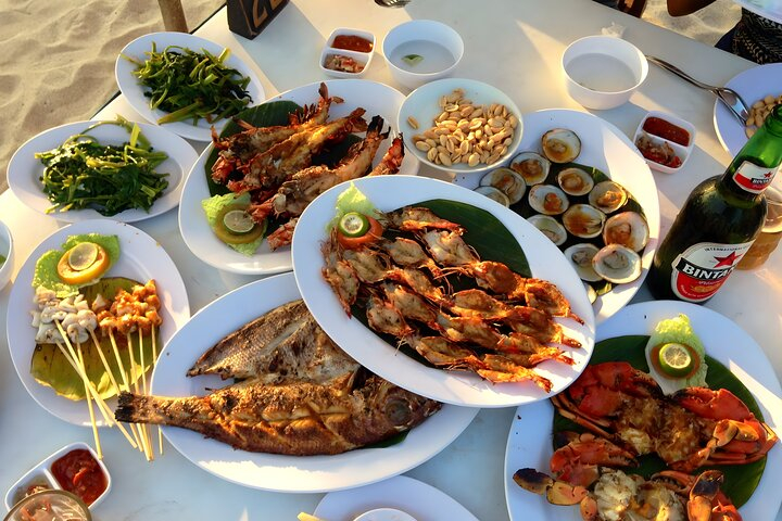 Seafood dinner romantis di pantai Jimbaran dekat Kuta Bali