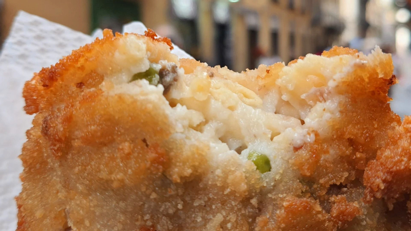 Street food tour with tastings and sightseeing in Naples A47yxsJC