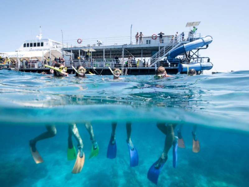 Outer Reef Pontoon Full Day Tour at Moore Reef BkKueLF6