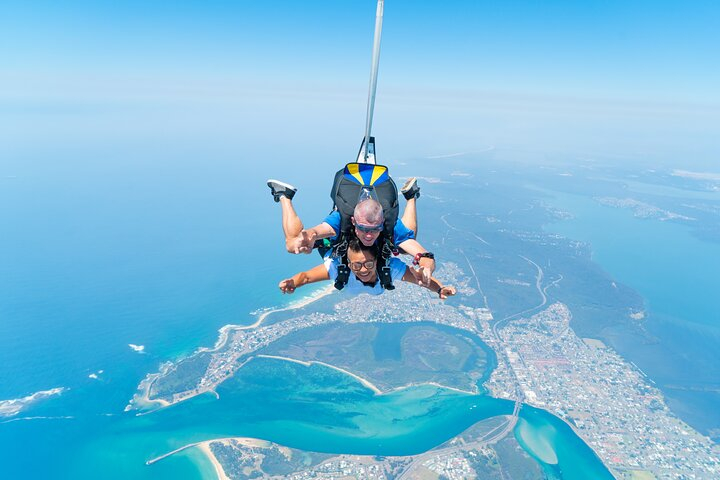 From Sydney: Tandem Skydive Experience over Newcastle Beach hGlZxlYy