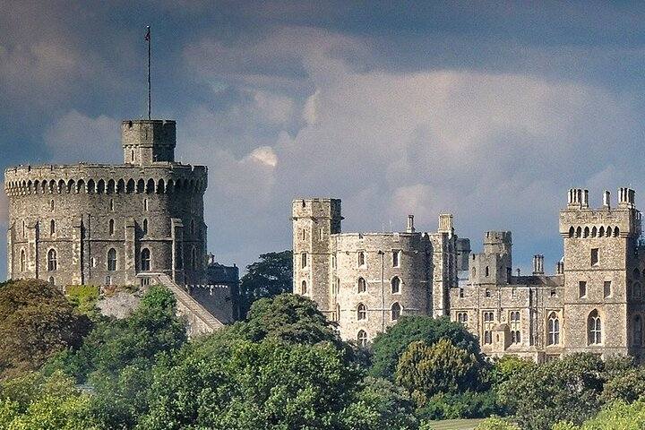 1,000 Years of Royal History from Windsor to Eton: A Self-Guided Audio Tour BmZQkdxZ