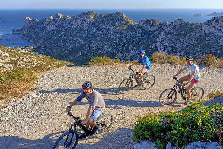 Self guided tours and Bike Rental in Marseille near Calanques 6VVpRcPM