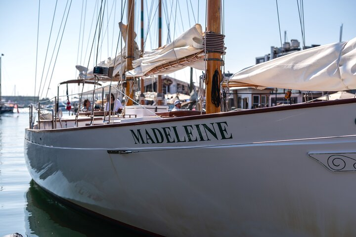 Newport Afternoon Sightseeing Sail on Classic Sailboat DnyfdE5V