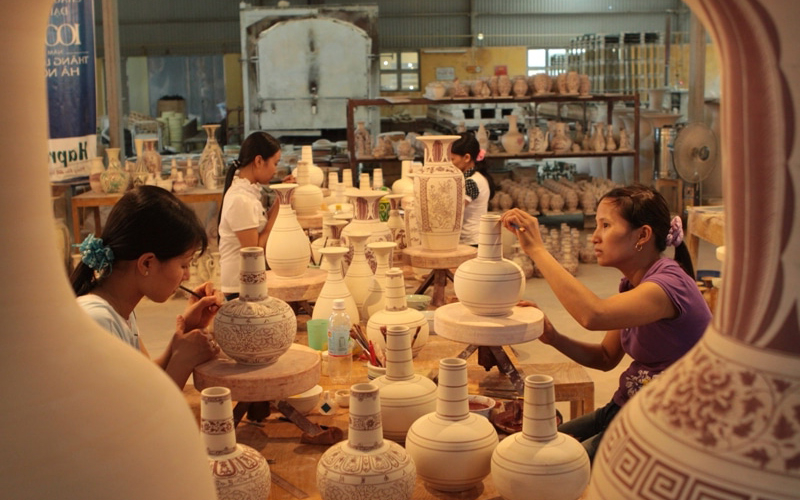Mosaic Treasures at Bat Trang Pottery Village in Ha Noi lP9WHOlI