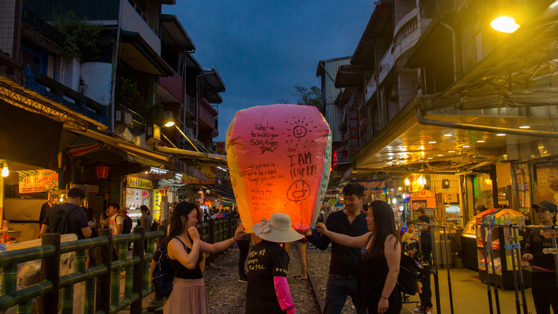 Yehliu, Yin & Yang Sea, Shifen, and Jiufen Tour (With Hotel Pick-Up) JSwnVHce
