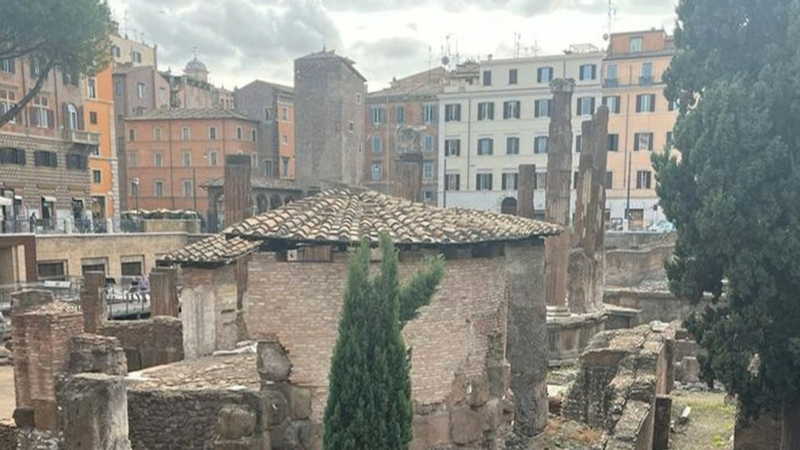 Archeological Area Largo Argentina in Rome 1fVJPalu
